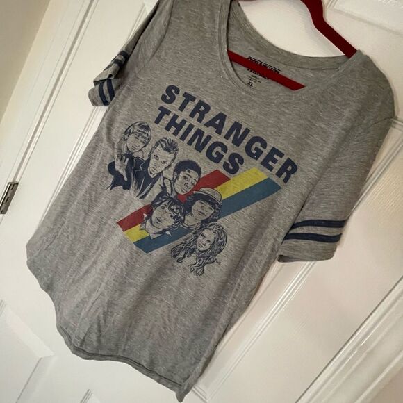 Stranger Things Netflix T-shirt XL - Picture 1 of 7